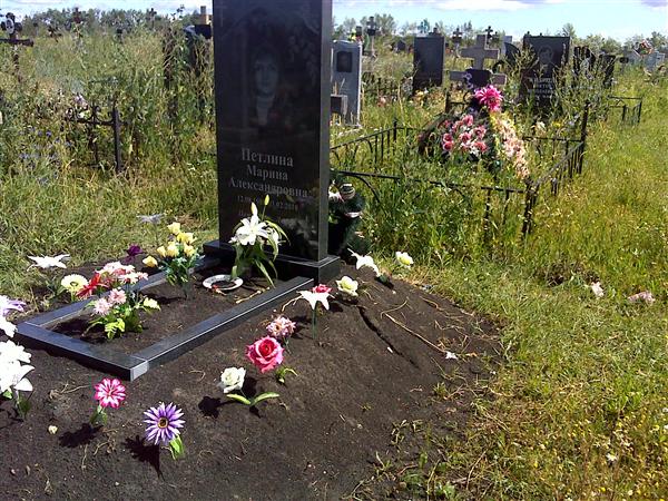 Могила марины поплавской на корбутовском кладбище фото